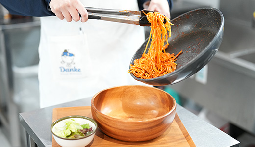 スペースカフェ ダンケでの調理