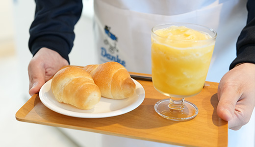 スペースカフェダンケでの配膳