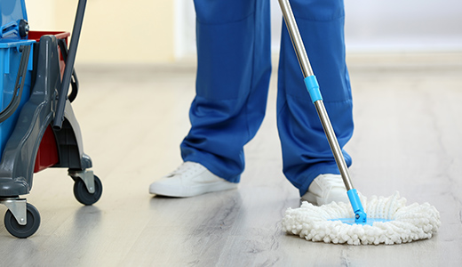 工場内の清掃作業